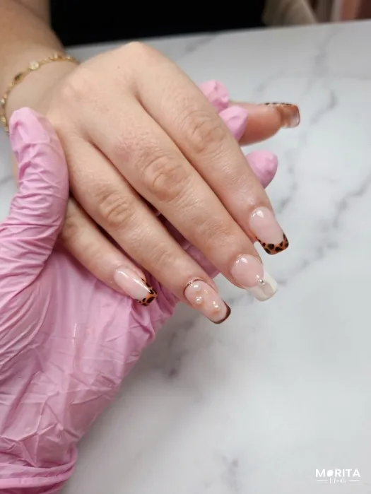 Uñas de animal print y un francés diferente, son...