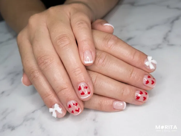 Uñas coquette con los corazones y lazos que te e...