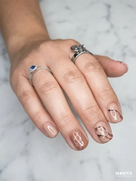 Uñas minimalista con una combinación de colores...
