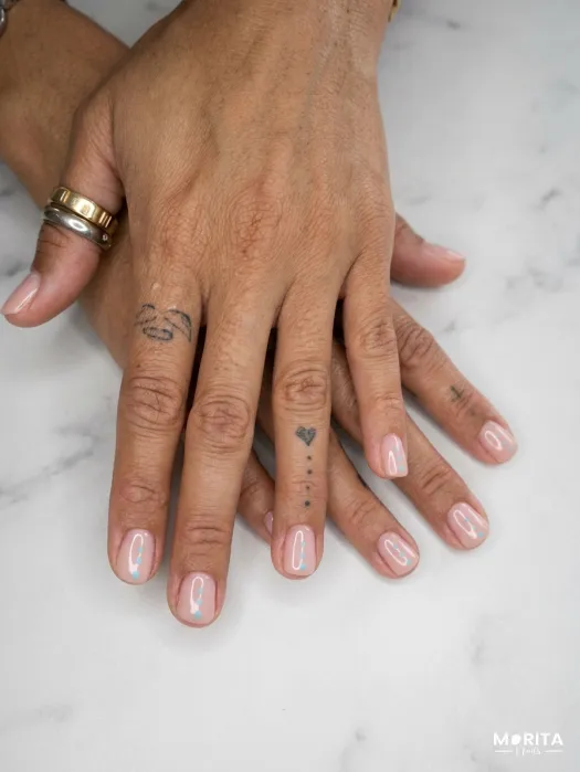 Uñas sencillas con un rosa suave y puntos, listo...