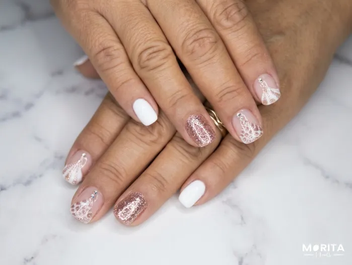Uñas doradas con con blanco y rosa suave, con te...