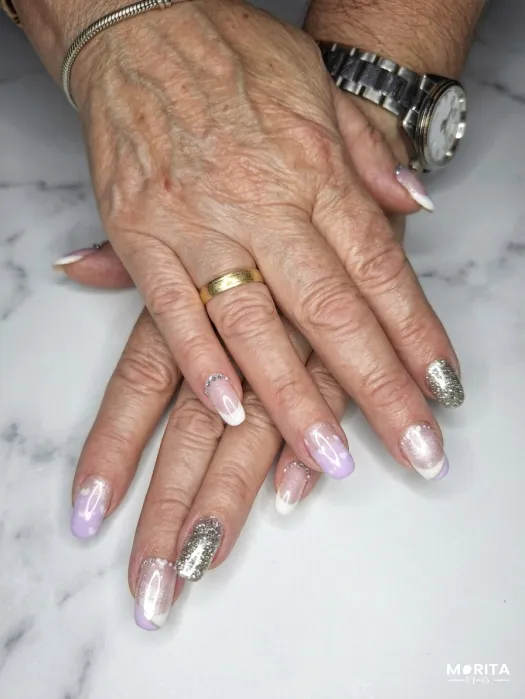 Nail art personalizado con destellos de lila y b...