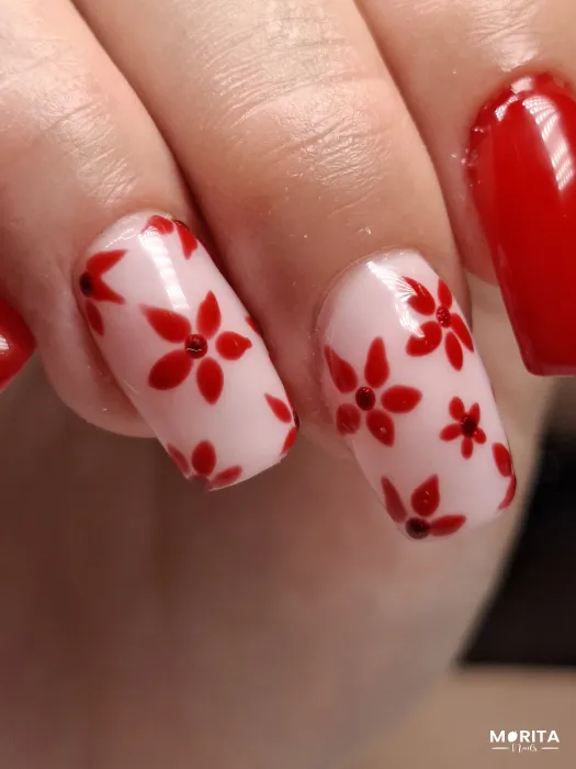 Uñas con flores rojas