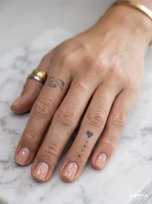 Uñas con un rosa suave y ojo turco.