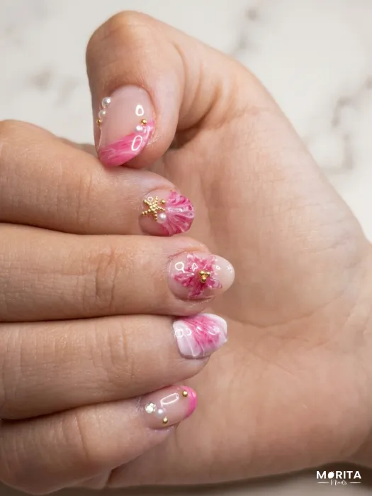 Uñas con decoración en relieves y perlas doradas...