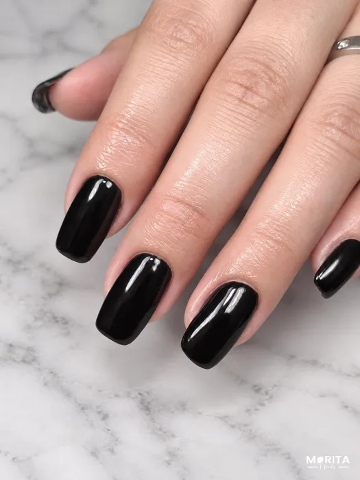 Uñas en negro brillante, luces siempre elegante.