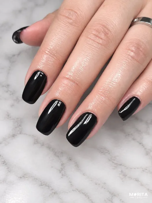 Uñas en negro brillante, luces siempre elegante.