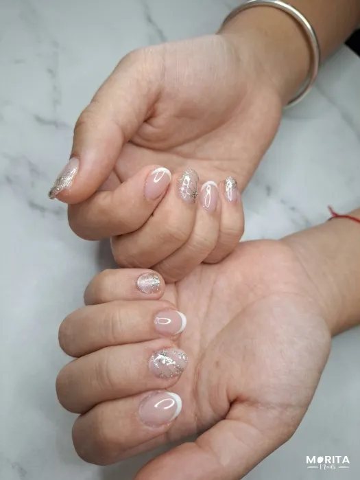 Uñas francés con destellos plateados que te hace...