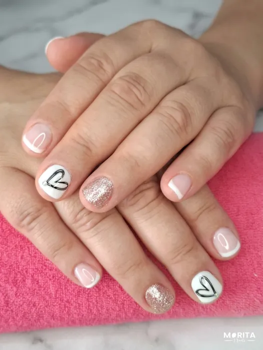 Uñas Frances con un rosa suave y un corazón que...