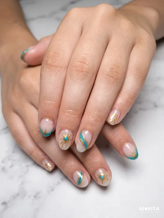 Diseño de uñas Frances invertida en turquesa, tr...