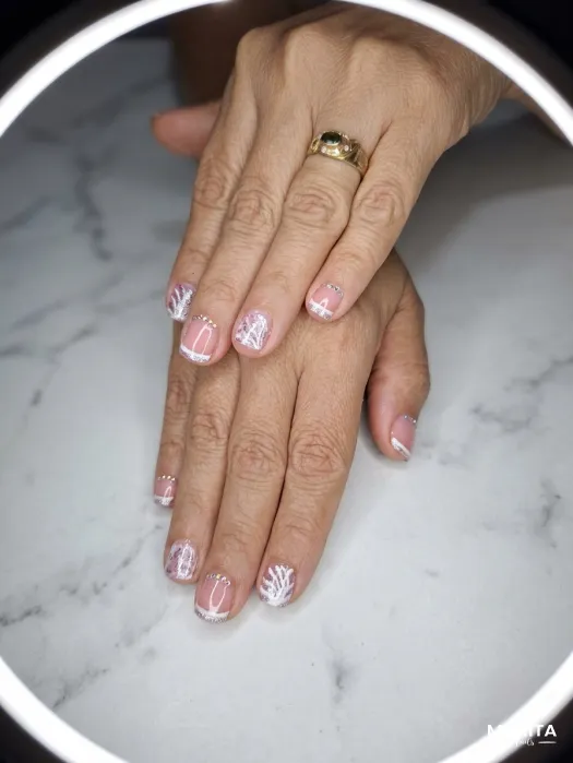 Uñas con francés y morado brillante para siempre...