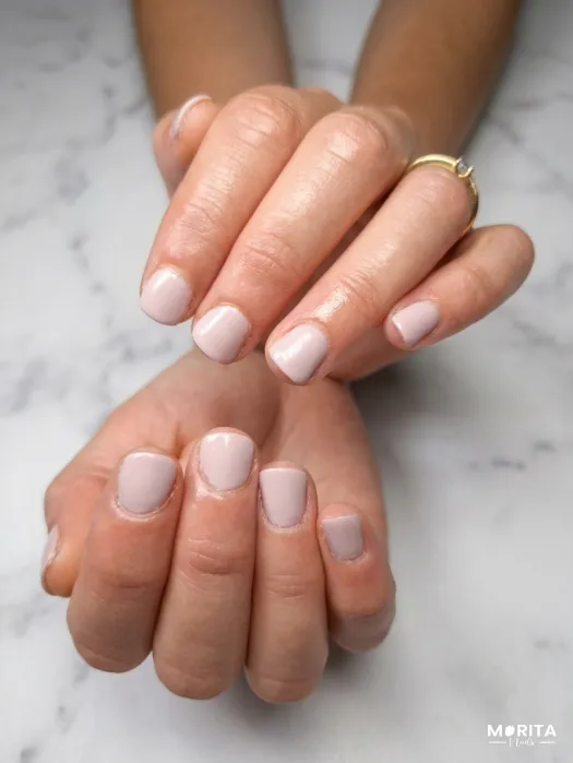 Uñas nude que hacen lucir tus manos limpias y el...